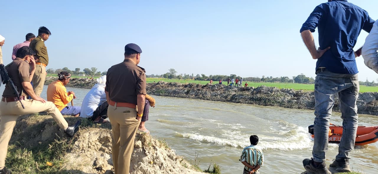 नहर किनारे