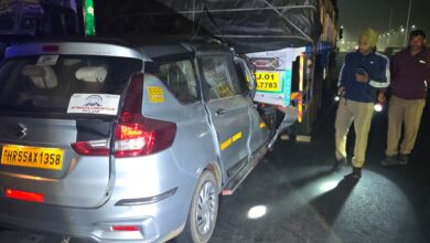हाईवे पर तेज रफ्तार आर्टिका कार ट्रक में घुसी