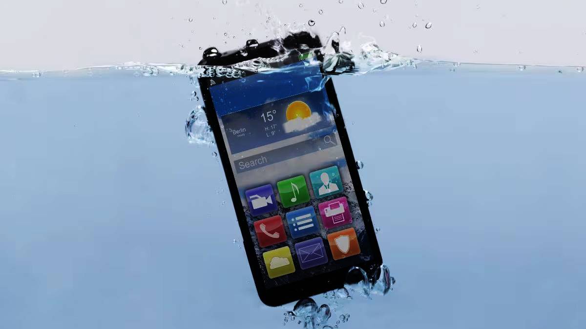 mobile fell in water