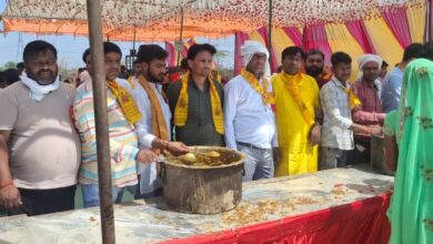 गैस की हाय तौबा: लकड़ी से भट्टी-चूल्हे पर बना भंडारा