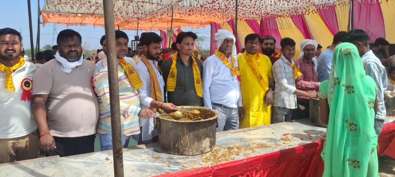 गैस की हाय तौबा: लकड़ी से भट्टी-चूल्हे पर बना भंडारा