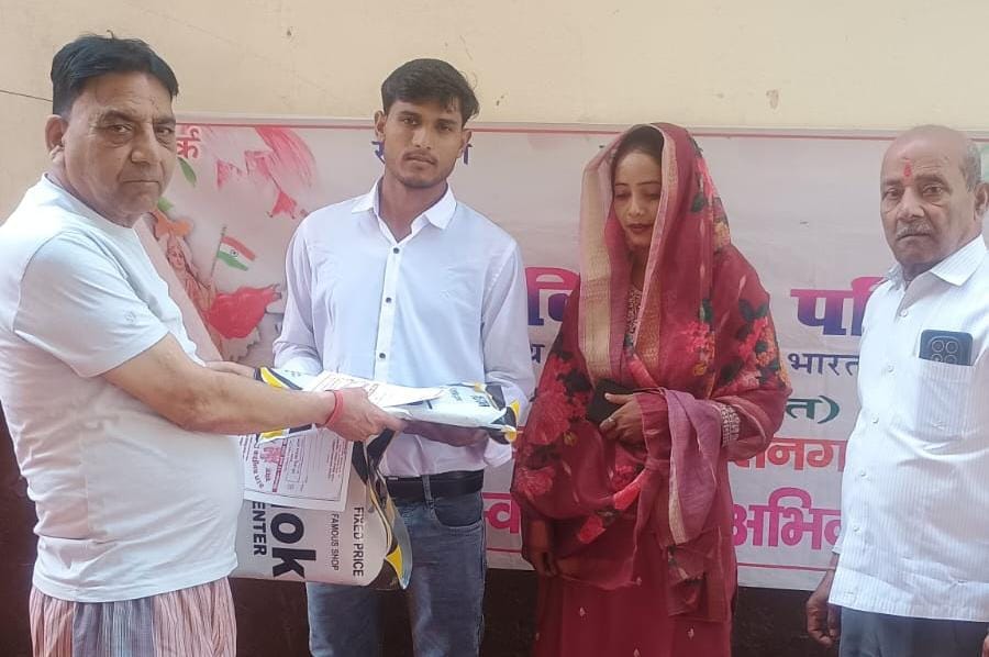 सामूहिक सरल विवाह हेतु वर-वधुओं को मिले वस्त्र