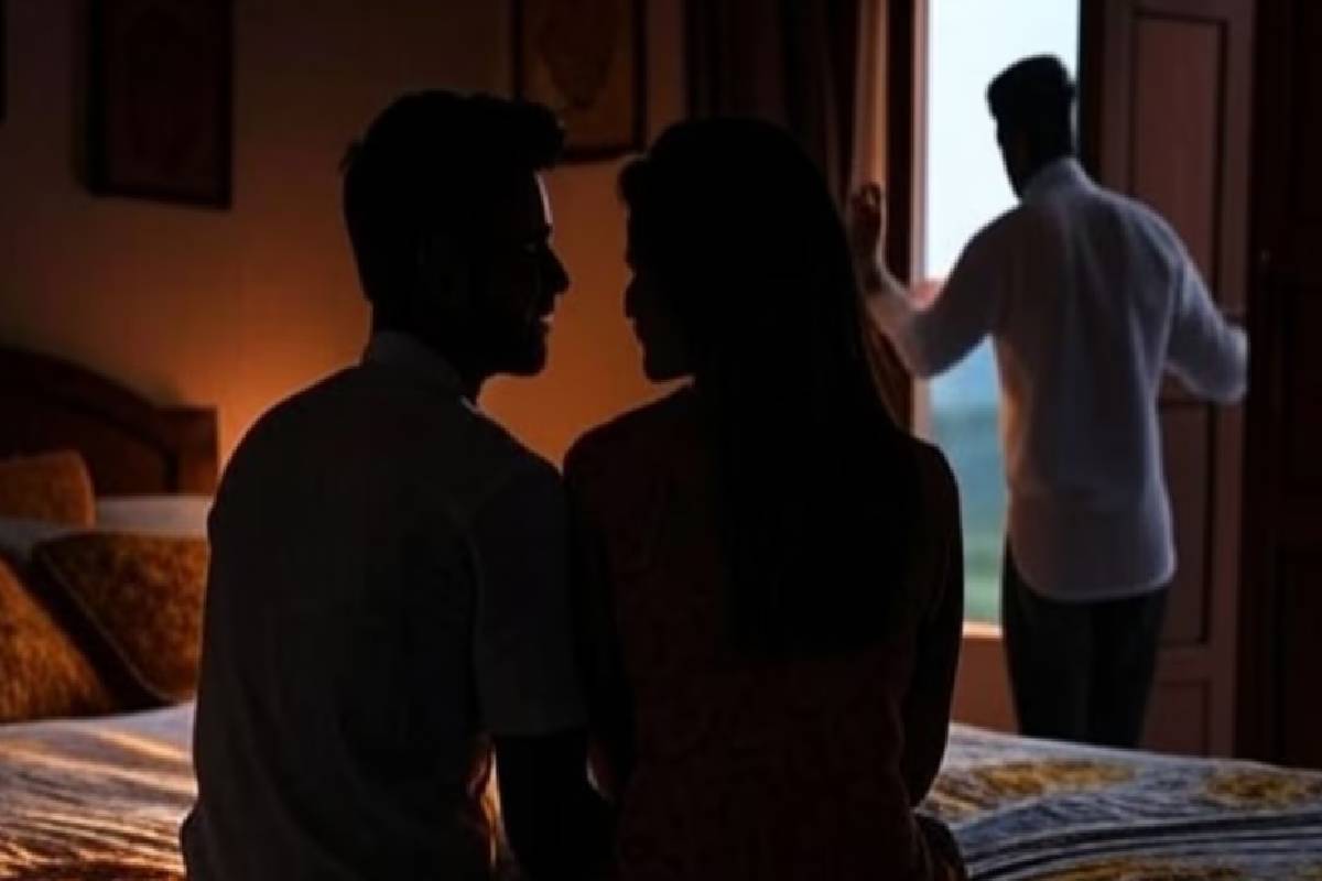 पत्नी अपने प्रेमी के साथ