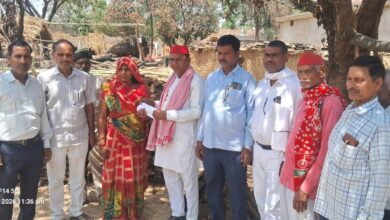 अग्नि पीड़ित परिवार को इसौली विधायक ने दी आर्थिक सहायता