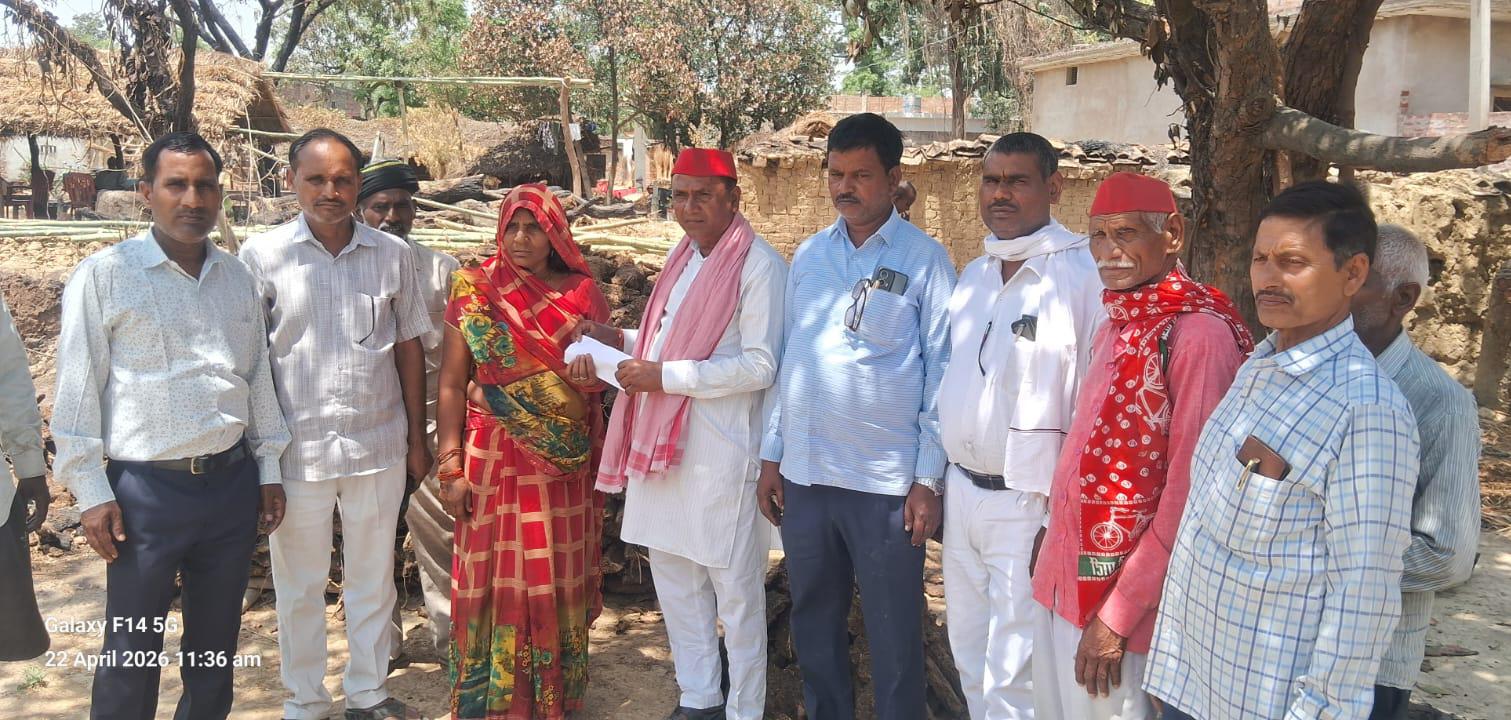 अग्नि पीड़ित परिवार को इसौली विधायक ने दी आर्थिक सहायता