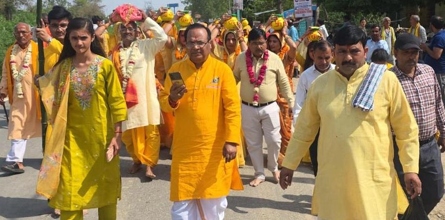 कलश यात्रा के साथ श्रीमद्भागवत कथा शुरू