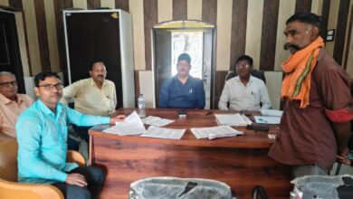 कुड़वार पंचायत भवन में फार्मर रजिस्ट्री का निरीक्षण