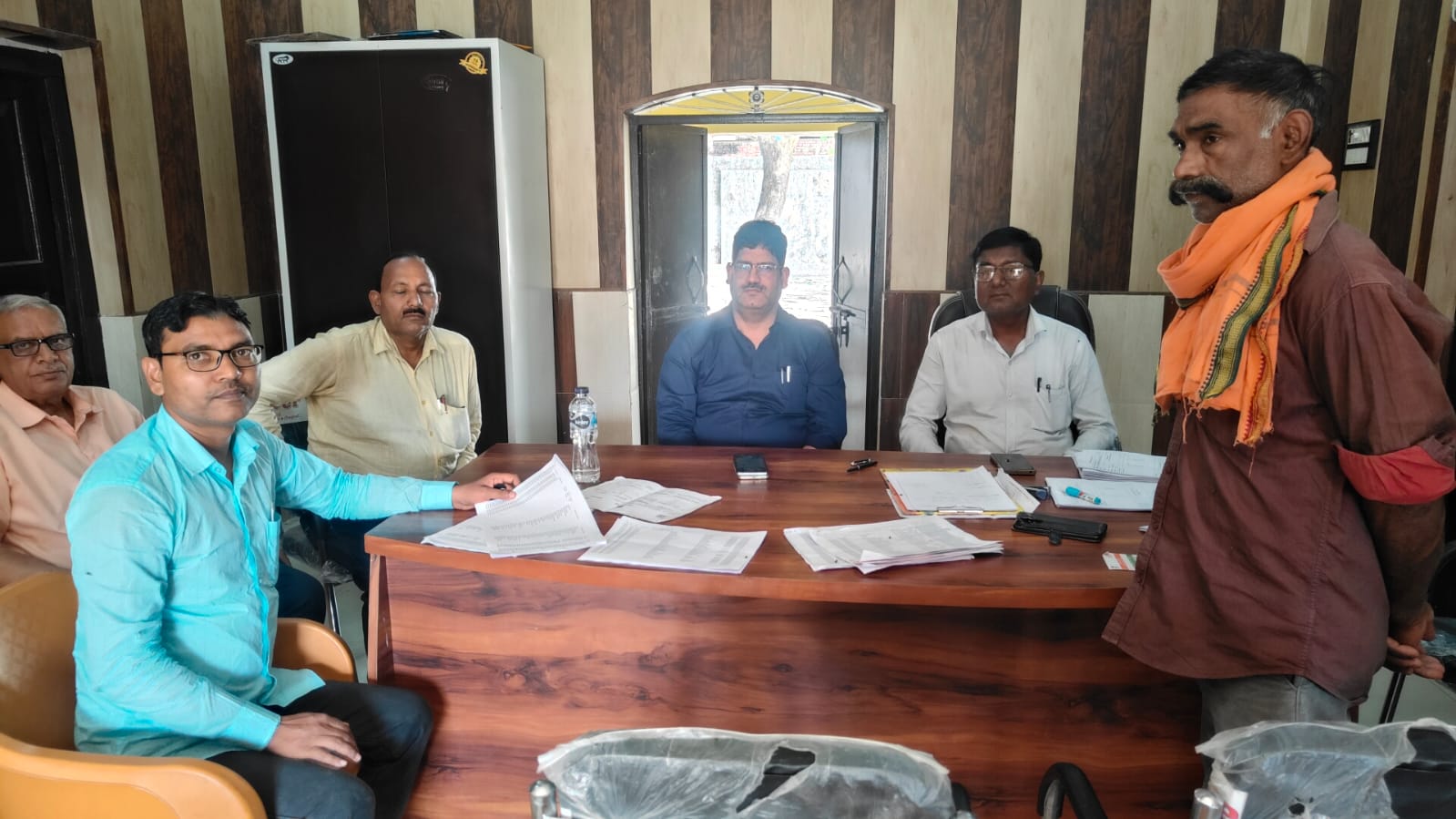कुड़वार पंचायत भवन में फार्मर रजिस्ट्री का निरीक्षण