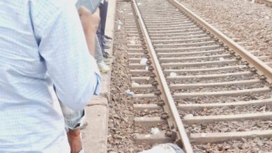 चलती ट्रेन से गिरा युवक दोनों पैर कटे: हालत गम्भीर