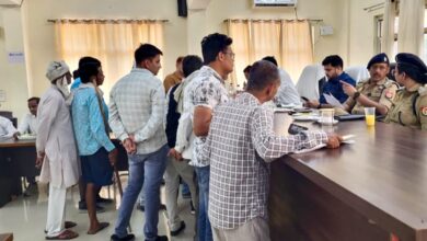 टाउन लाइन ग्रामीण फीडर से जोड़ने पर भड़के ग्रामीण