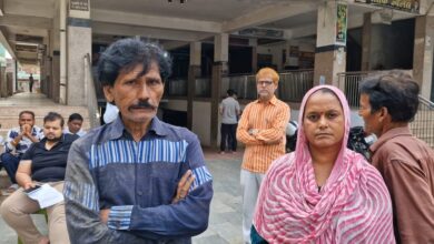 दबंग पिता-पुत्र ने महिला सफाईकर्मी को पीटा: कार्रवाई की मांग