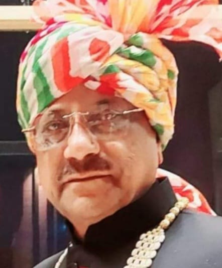 बैंक योद्धा के जन्मदिन पर बधाई देने उमड़े सहकर्मी