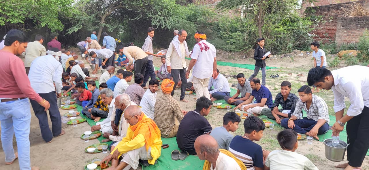 भागवत कथा के भंडारे में उमड़ी श्रद्धालुओं की भीड़