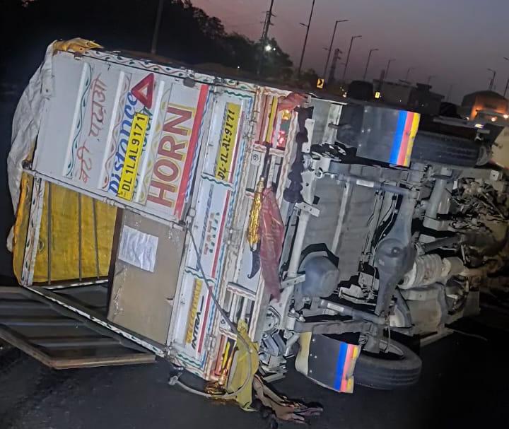आवारा सांड से टकराकर पिकअप पलटी