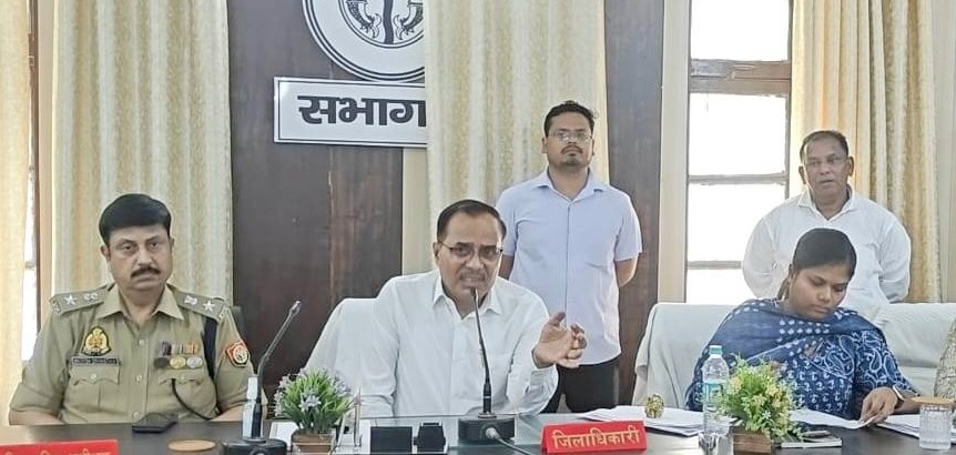 कर्मचारी मौके पर पहुंचकर समस्याओं का निस्तारण करें: डीएम