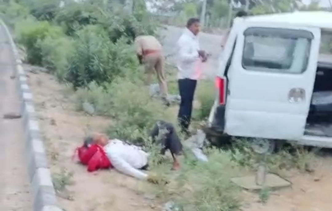 टायर फटने से ईको