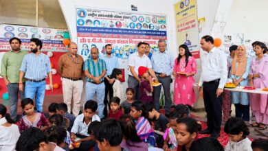 निशुल्क पाठशाला: बच्चों को मिला मिष्ठान और मिली पुस्तकें