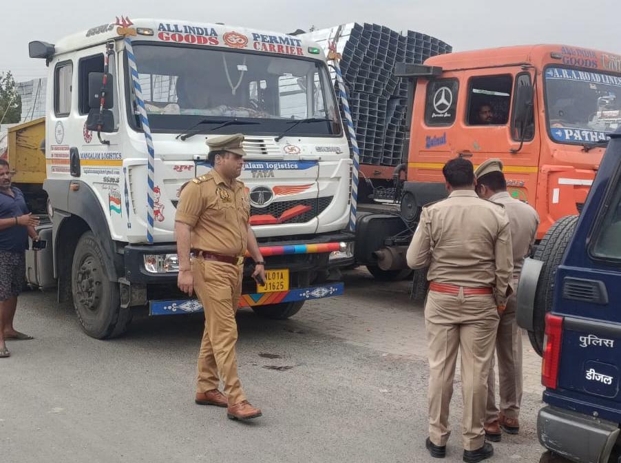 यातायात नियम तोड़ने पर पुलिस ने कसा शिकंजा