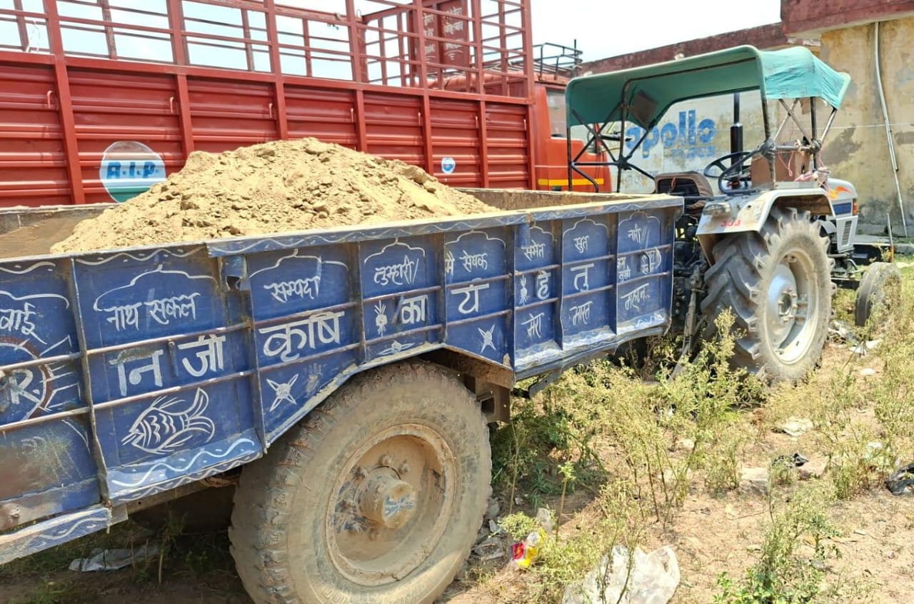 अवैध खनन कर रही ट्रैक्टर-ट्रॉली पकड़ी