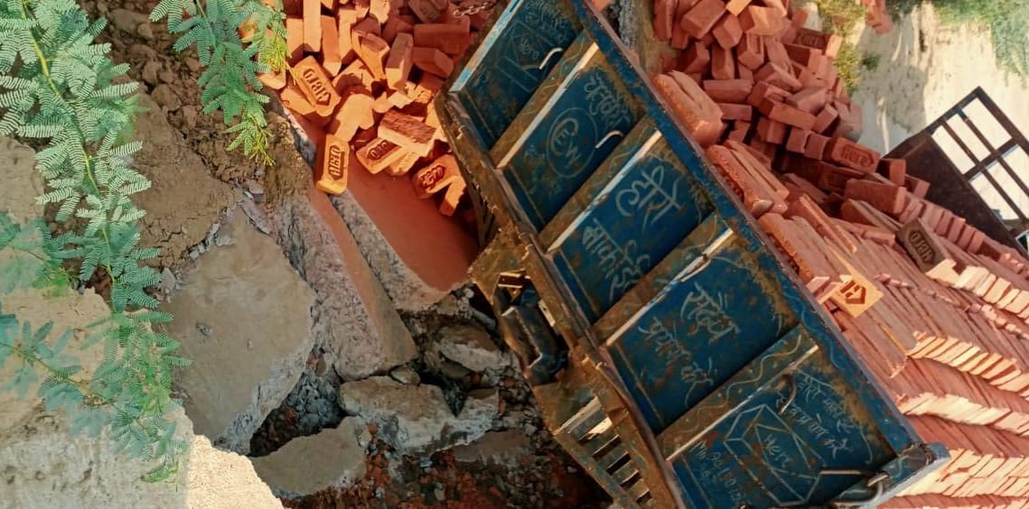आरसीसी में फंसी ईंटों से भरी ट्रॉली: बड़ा हादसा टला