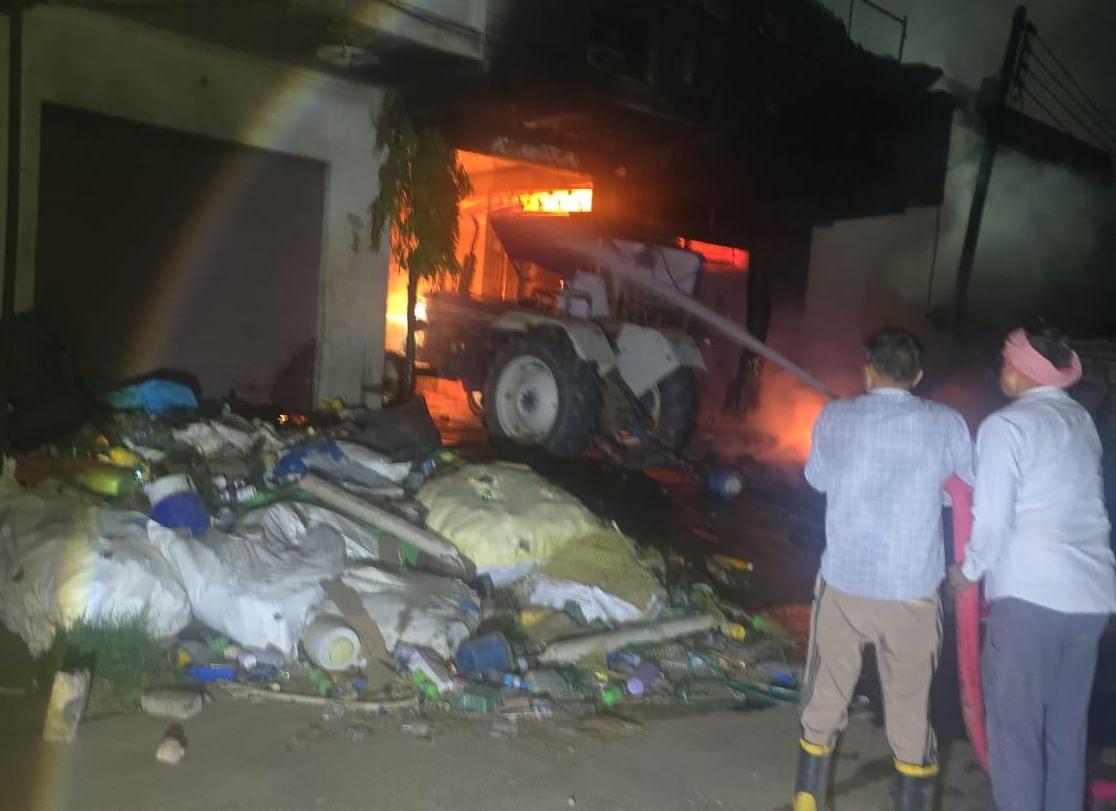 कबाड़ की दुकान में भीषण आग:20 लाख का नुकसान