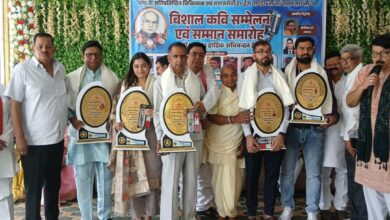 कवि सम्मेलन में विभूतियों को किया सम्मानित
