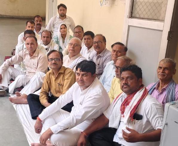 दस्तावेज लेखक-स्टांप विक्रेताओं का धरना शुरू