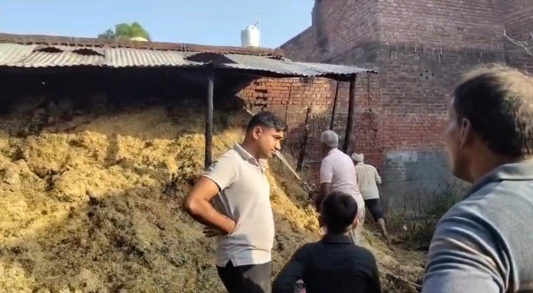 धू-धूकर जला सबा लाख रूपए कीमती 70 कुन्तल भूसा