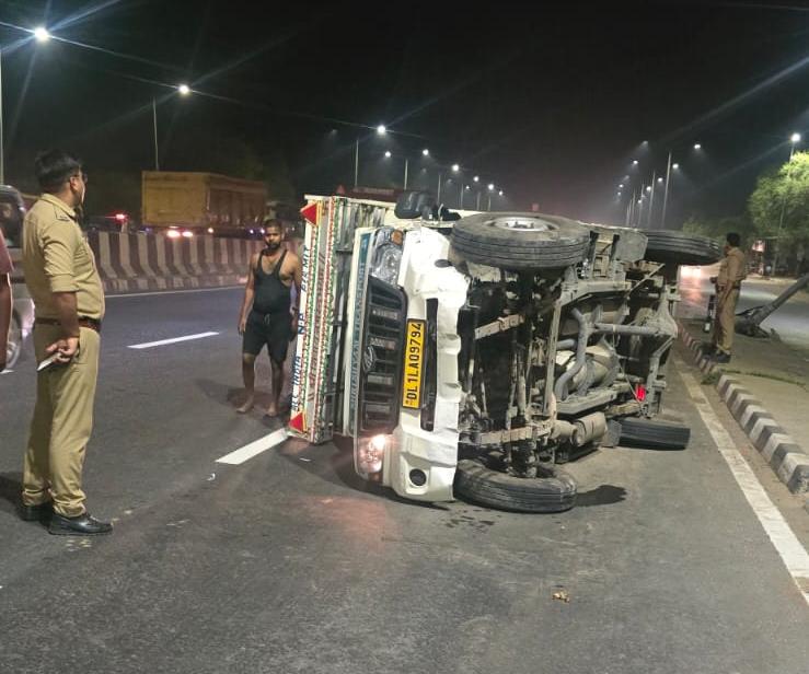 नींद की झपकी से पिकअप पलटी:चालक घायल