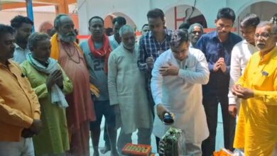 प्रधानमंत्री नरेंद्र मोदी के 12 वर्ष पूर्ण होने पर भाजपा नेता राम चन्द्र मिश्रा ने कार्यकर्ताओं के साथ की पूजा-अर्चना