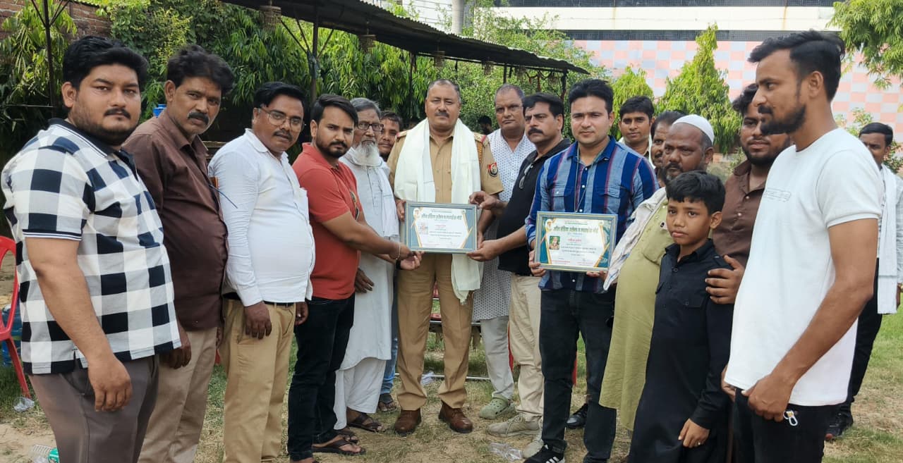 मोहर्रम शांतिपूर्ण कराने पर पुलिस अधिकारी हुए सम्मानित