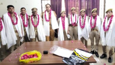 रक्त दान करने पर पुलिस टीम हुईं सम्मानित