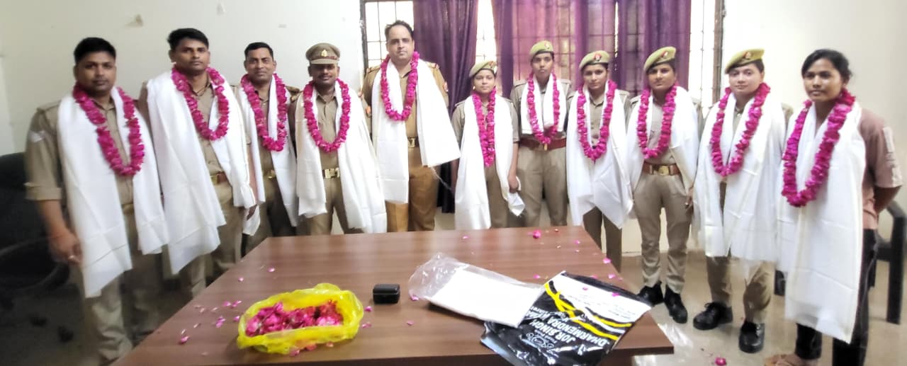 रक्त दान करने पर पुलिस टीम हुईं सम्मानित