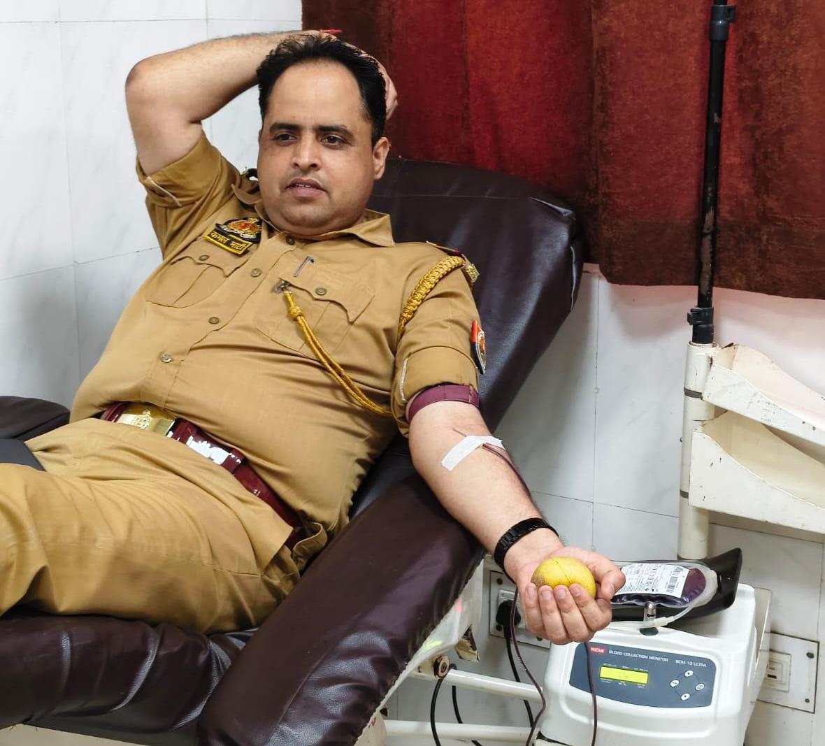 रक्तदान कर पुलिस बनी मसीहा