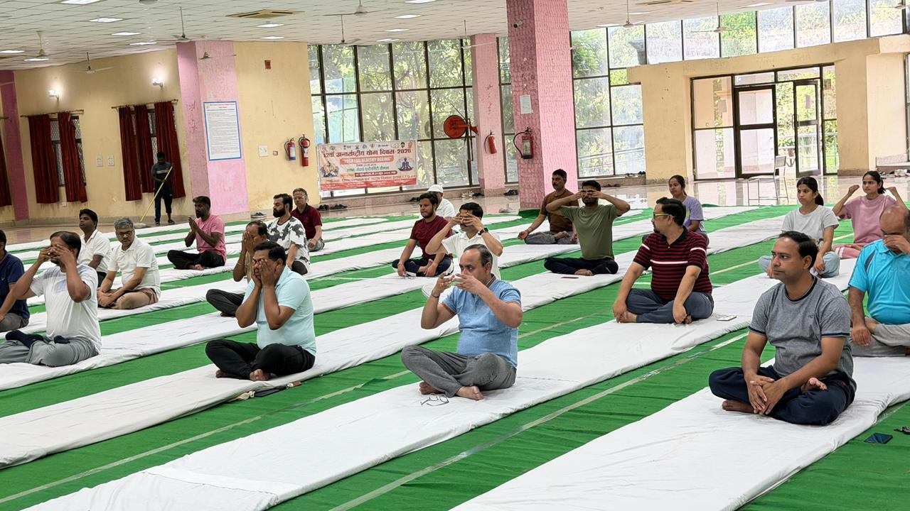 विश्व योग दिवस: यूपीयूएमएस सैफई में हुआ सामूहिक योगाभ्यास