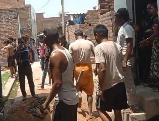सिलेंडर में लगी आग: गृहस्वामी झुलसे