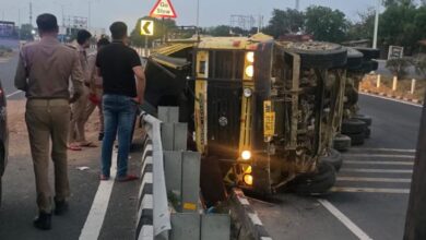 स्टेयरिंग फेल: बालू भरा डंपर पलटा