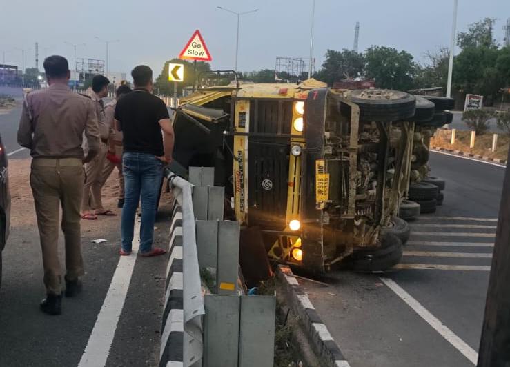 स्टेयरिंग फेल: बालू भरा डंपर पलटा