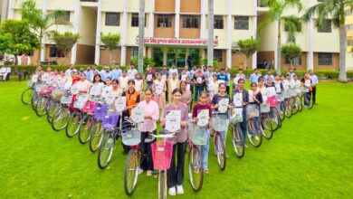 48 मेधावी विद्यार्थियों को साइकिल देकर किया सम्मानित