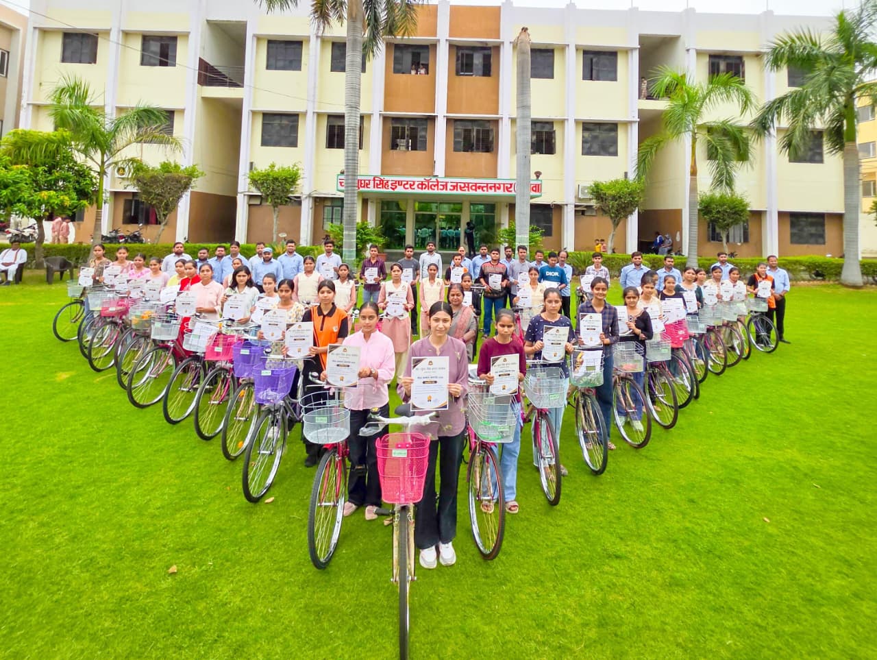 48 मेधावी विद्यार्थियों को साइकिल देकर किया सम्मानित