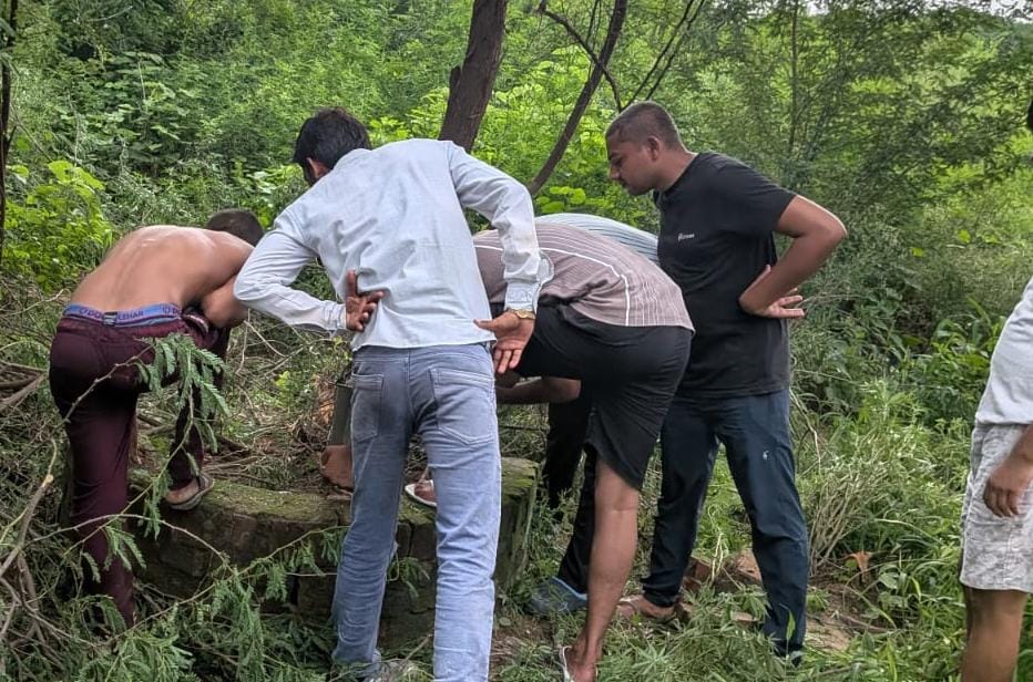 अंधे कुएं में गिरी गाय: तीन घंटे चला रेस्क्यू