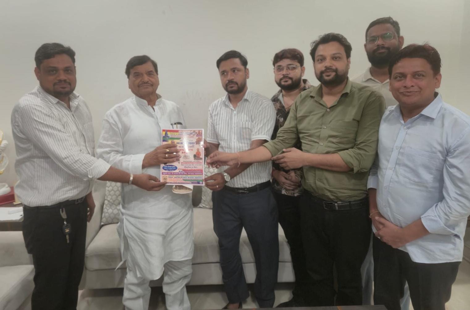 अमृतमय पावन वर्षायोग का सपा महासचिव को दिया आमंत्रण