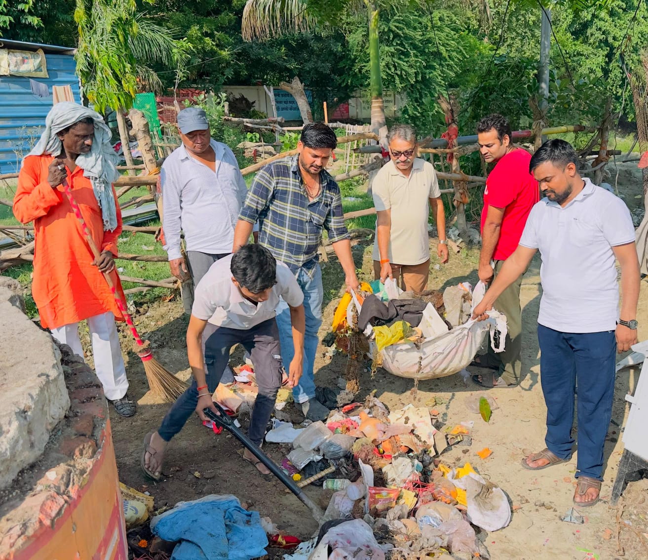 कर समर्पित वीर जवानों को श्रमदान, गोमती मित्रों ने कहा नहीं भूलेगा हिन्दुस्तान