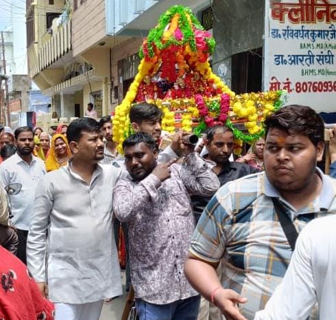 गुरु पूर्णिमा पर भक्ति में डूबा नगर