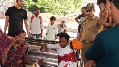 चलती ट्रेन-प्लेटफॉर्म के बीच गिरा पति : हाथ कटा