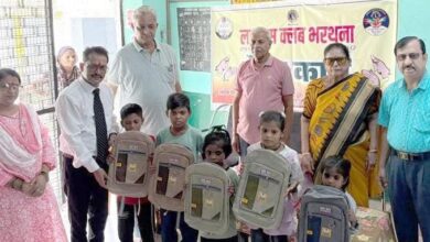 छात्रों को मिले शैक्षिक सामग्री भरे स्कूल बैग