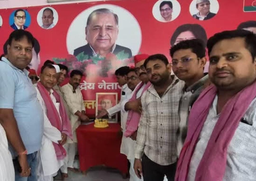 जन्म दिवस: अखिलेश को मुख्यमंत्री बनाने का लिया संकल्प