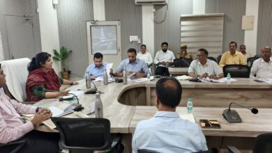 जिलाधिकारी ने विभिन्न विकास परियोजनाओं के भूमि अर्जन की समीक्षा बैठक की