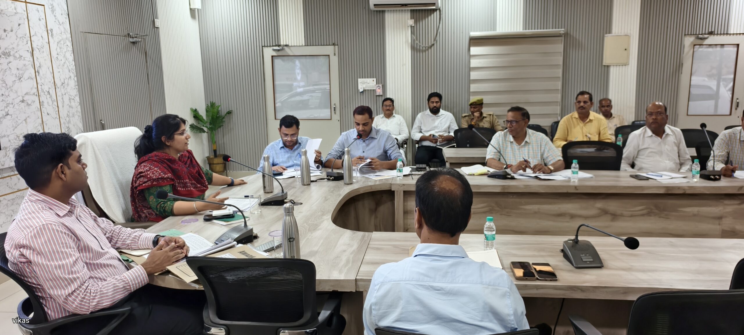 जिलाधिकारी ने विभिन्न विकास परियोजनाओं के भूमि अर्जन की समीक्षा बैठक की