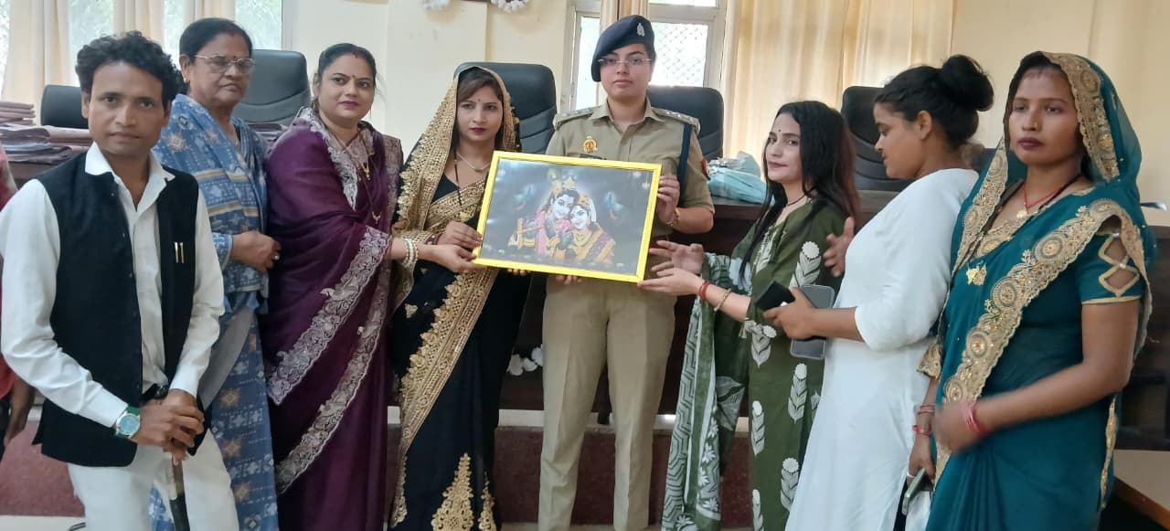 दिव्यांगों ने सीओ-नायब तहसीलदार को किया सम्मानित